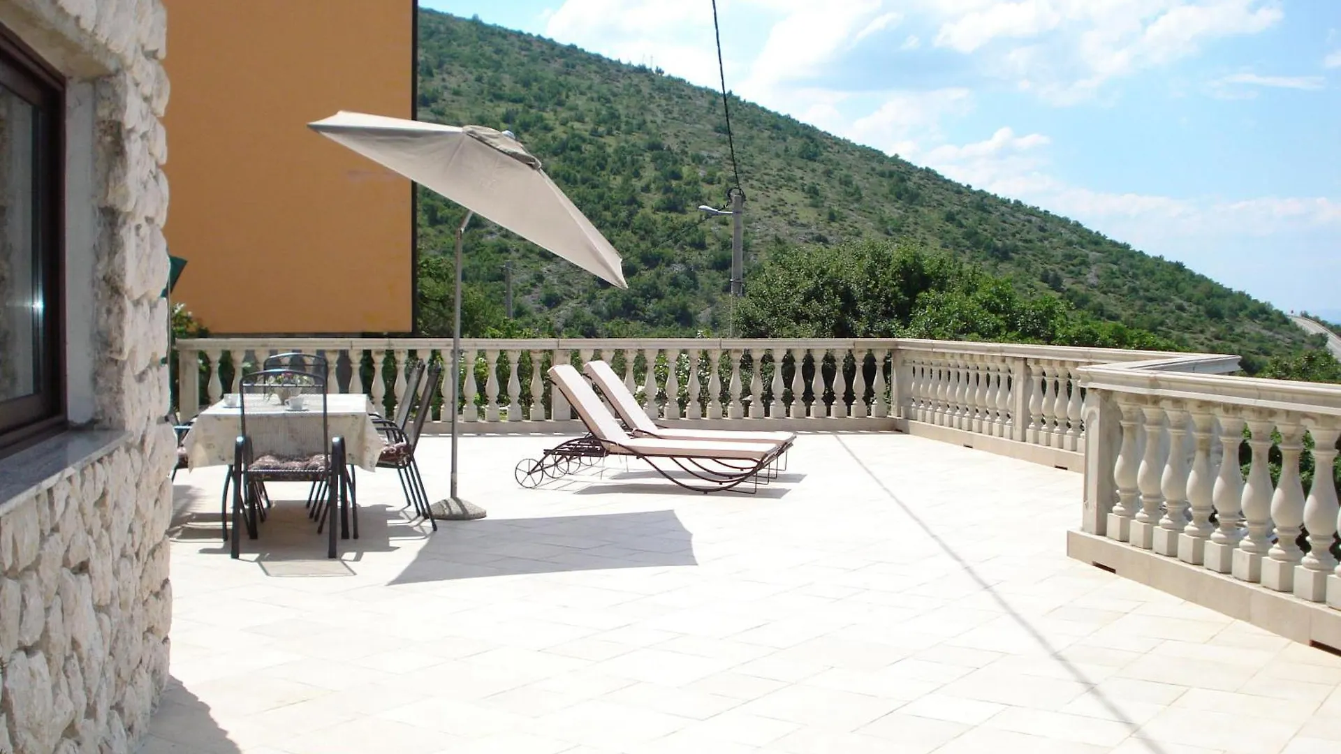 Apartment Fuer Zwei Erwachsene Und Zwei Kinder Sibinj Krmpotski Croatia