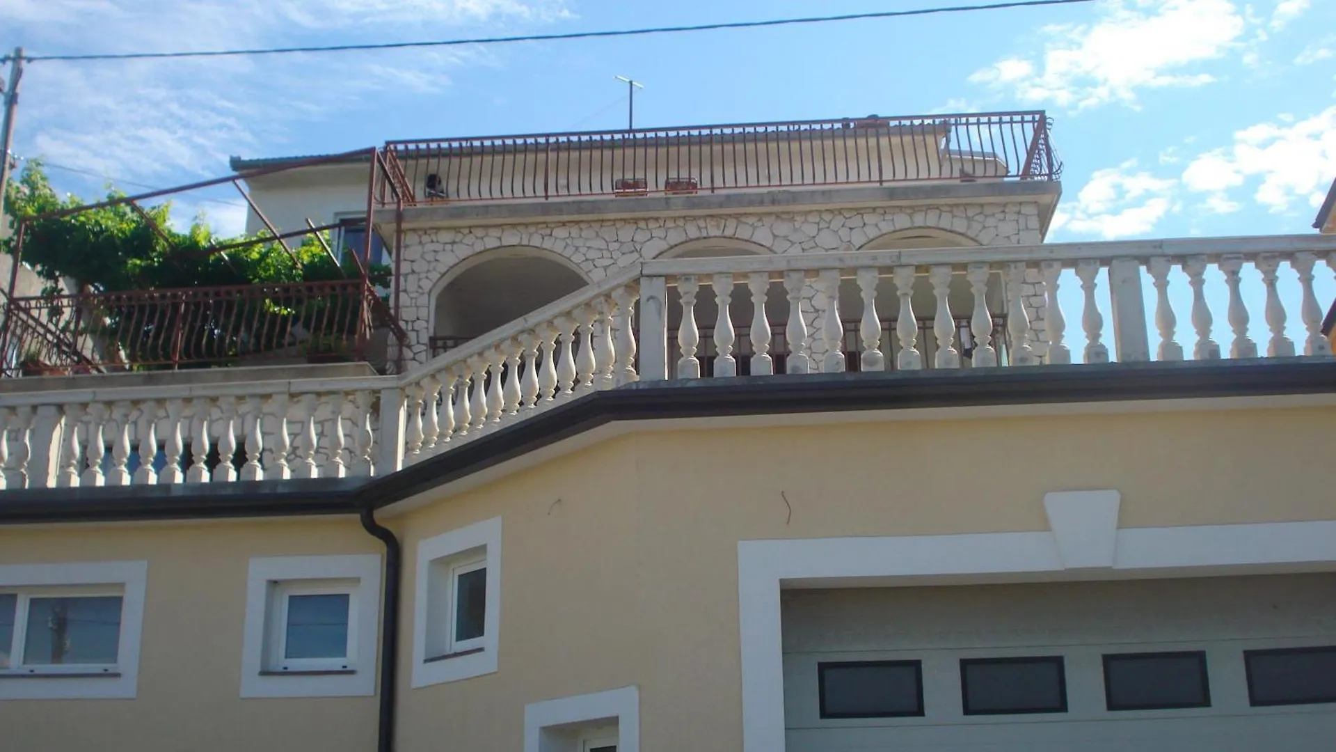 Apartment Fuer Zwei Erwachsene Und Zwei Kinder Sibinj Krmpotski