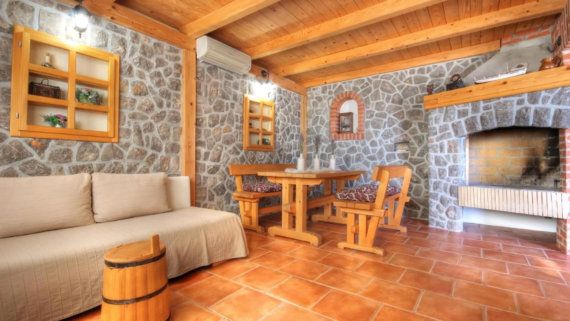 Apartment Fuer Zwei Erwachsene Und Zwei Kinder Sibinj Krmpotski Croatia
